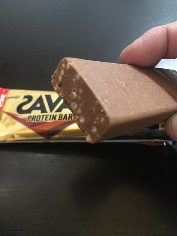 ザバスプロテインバーチョコレート味の断面